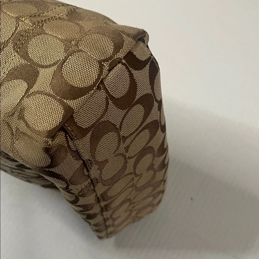 Coach Signature Tote. - Picture 4 of 13